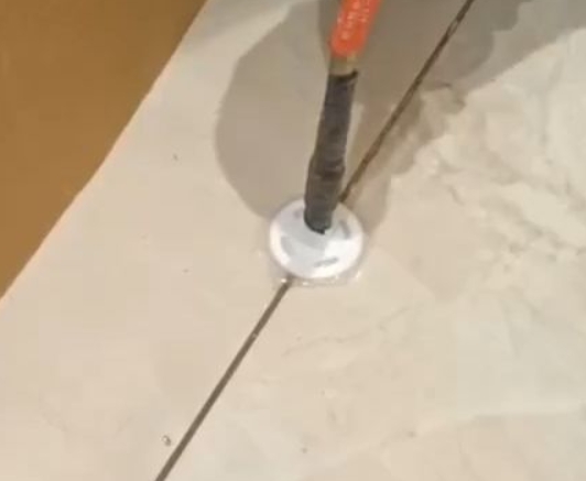 固镇瓷砖空鼓维修公司专业解答瓷砖在铺贴过程中，如果没有涂抹均匀到位的粘结材料（如水泥砂浆或瓷砖胶），可能会导致以下问题