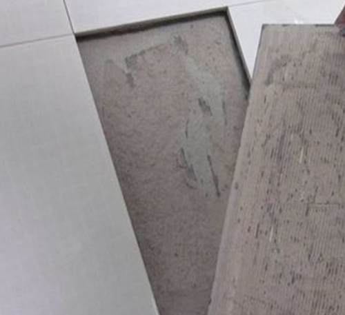 固镇瓷砖空鼓维修公司分享瓷砖铺贴时如果打浆（即涂抹在瓷砖背面和基层上的砂浆或瓷砖胶）过少，会带来以下问题